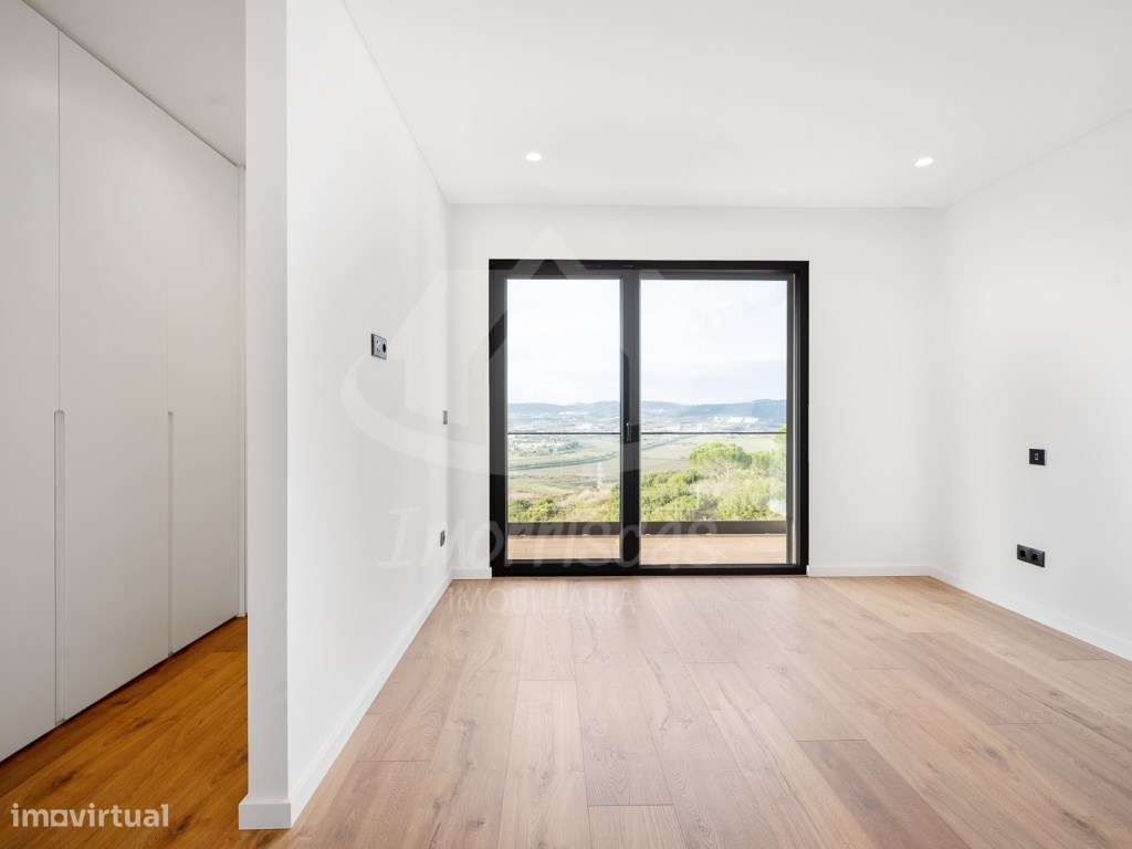 Moradia T4 com piscina e vista panorâmica em São João da Talha-24