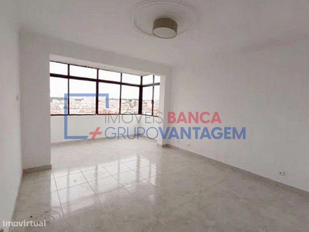 APARTAMENTO T1+1 COM ARRECADAÇÃO - Grande imagem: 2/22
