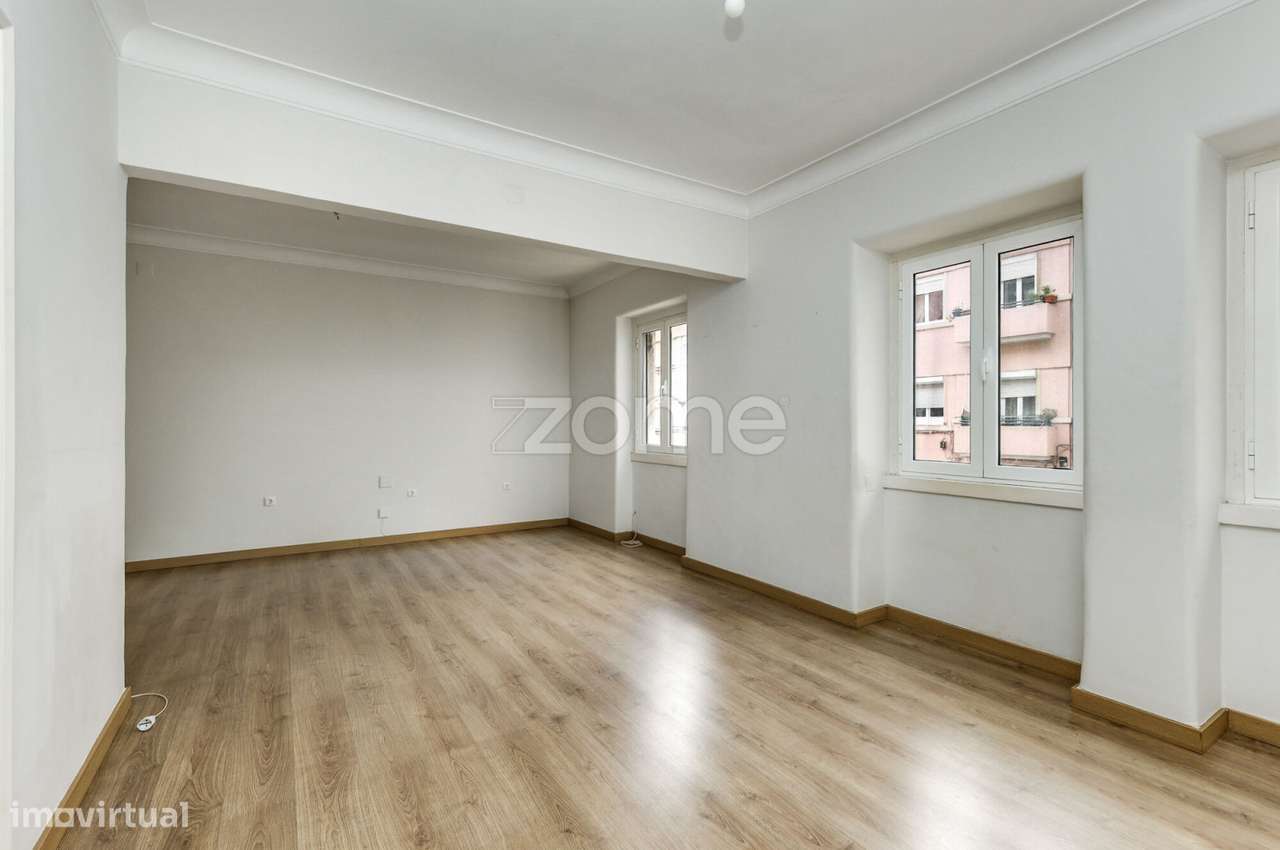 T1 Junto ao Metro da Alameda - Grande imagem: 5/23