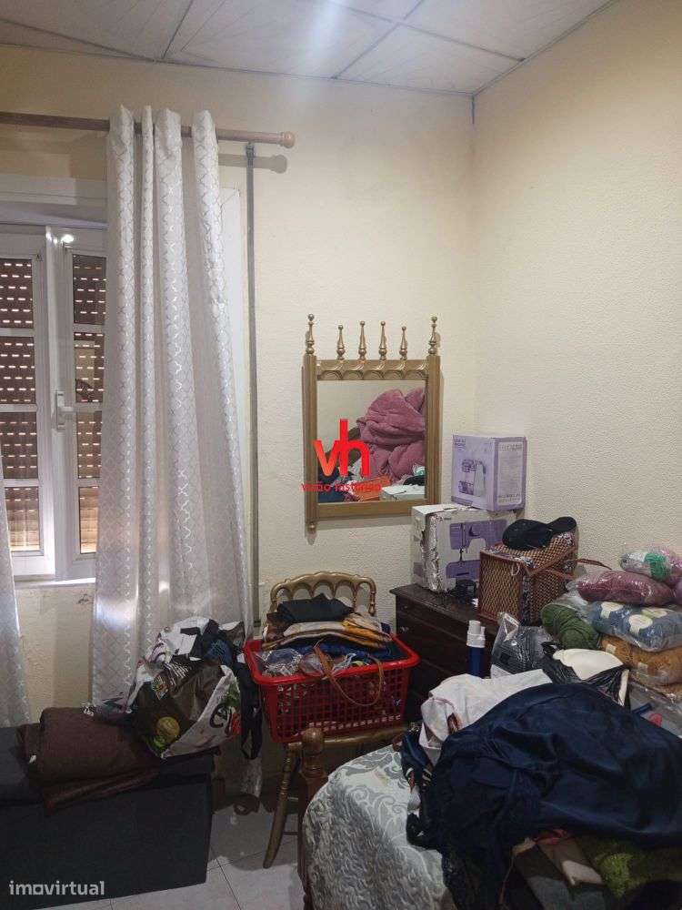 Vende-se Moradia ao Carvalhido com Potencial de Investimento-15