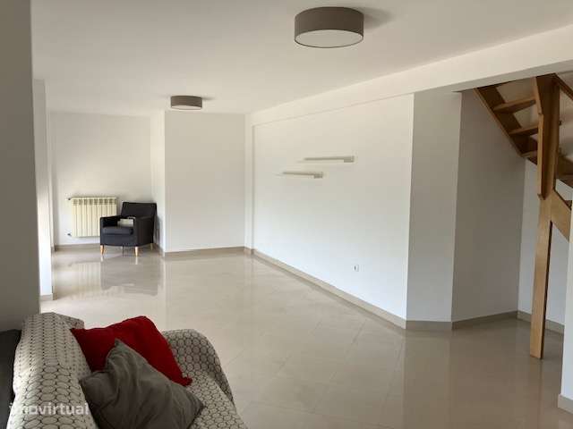 Lisboa Sul Almada Duplex T3 +1, com garagem-31