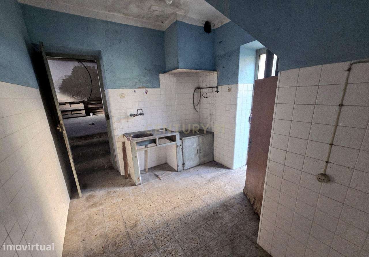 Moradia ideal para restaurar no centro da vila de Valado de Frades a 5 - Grande imagem: 4/29