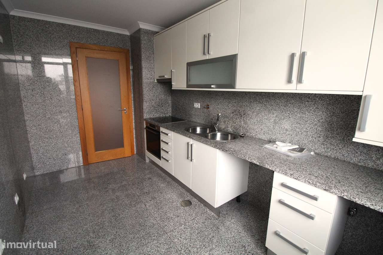 Apartamento T2 com Terraço – Zona do Fórum Viseu-2