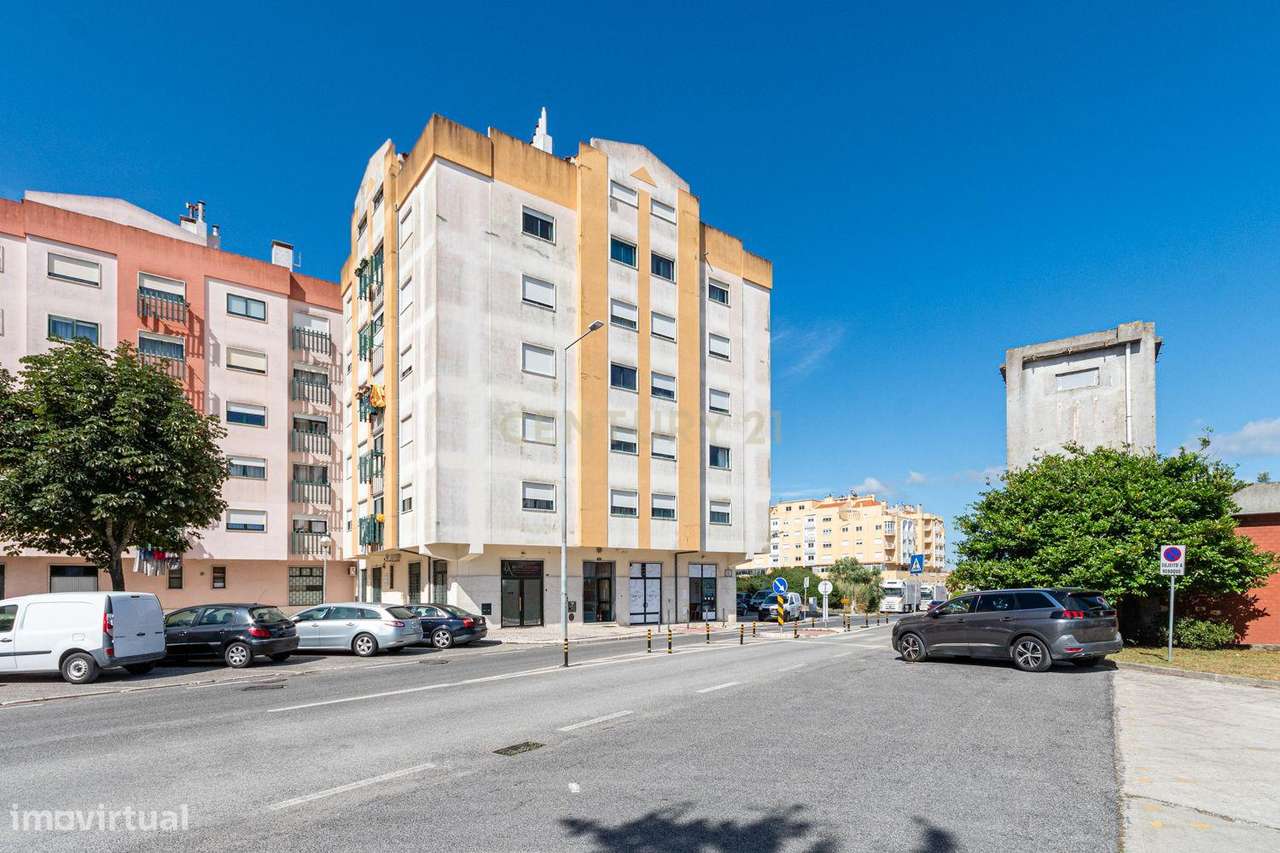 Apartamento T2 à Venda em Vale Flores-13