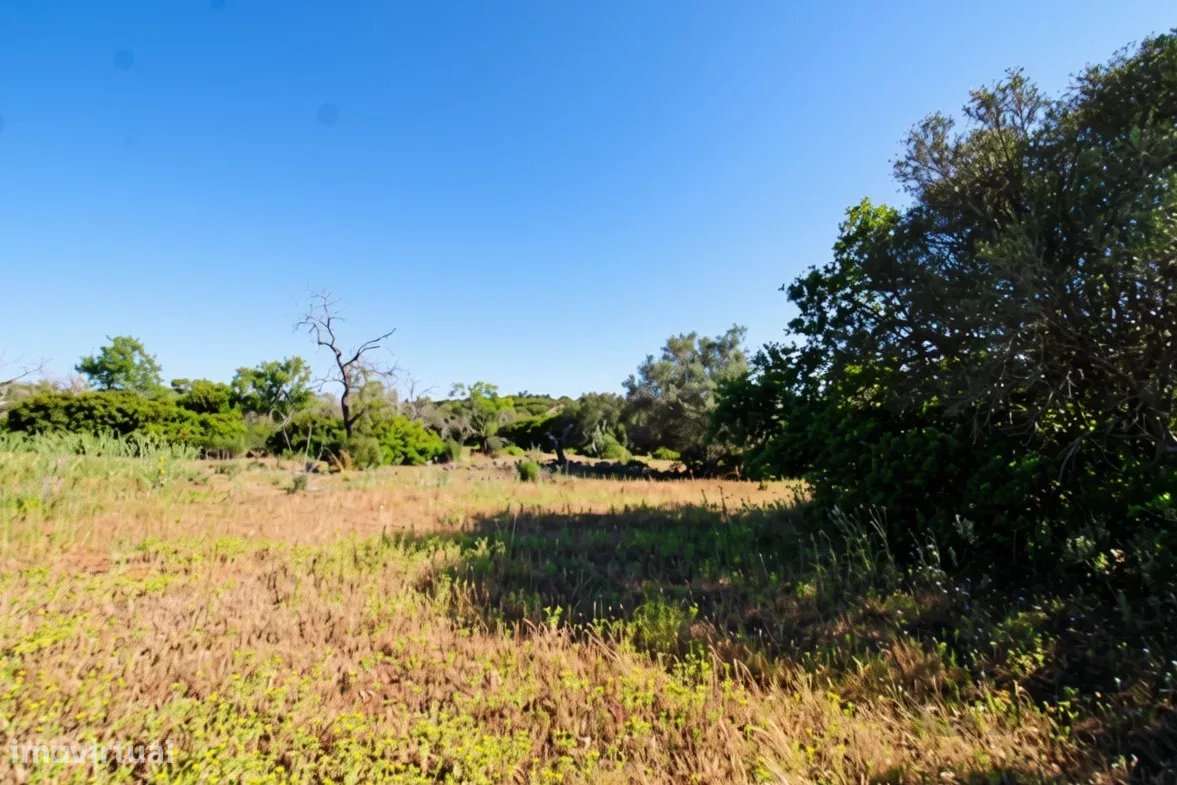 Dois terrenos rústicos planos, vendidos em conjunto, com 7120 m2-7