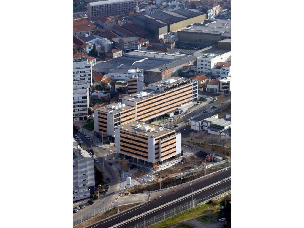 T4 de luxo semi-novo com 2 lugares de garagem e arrumos - Grande imagem: 5/21