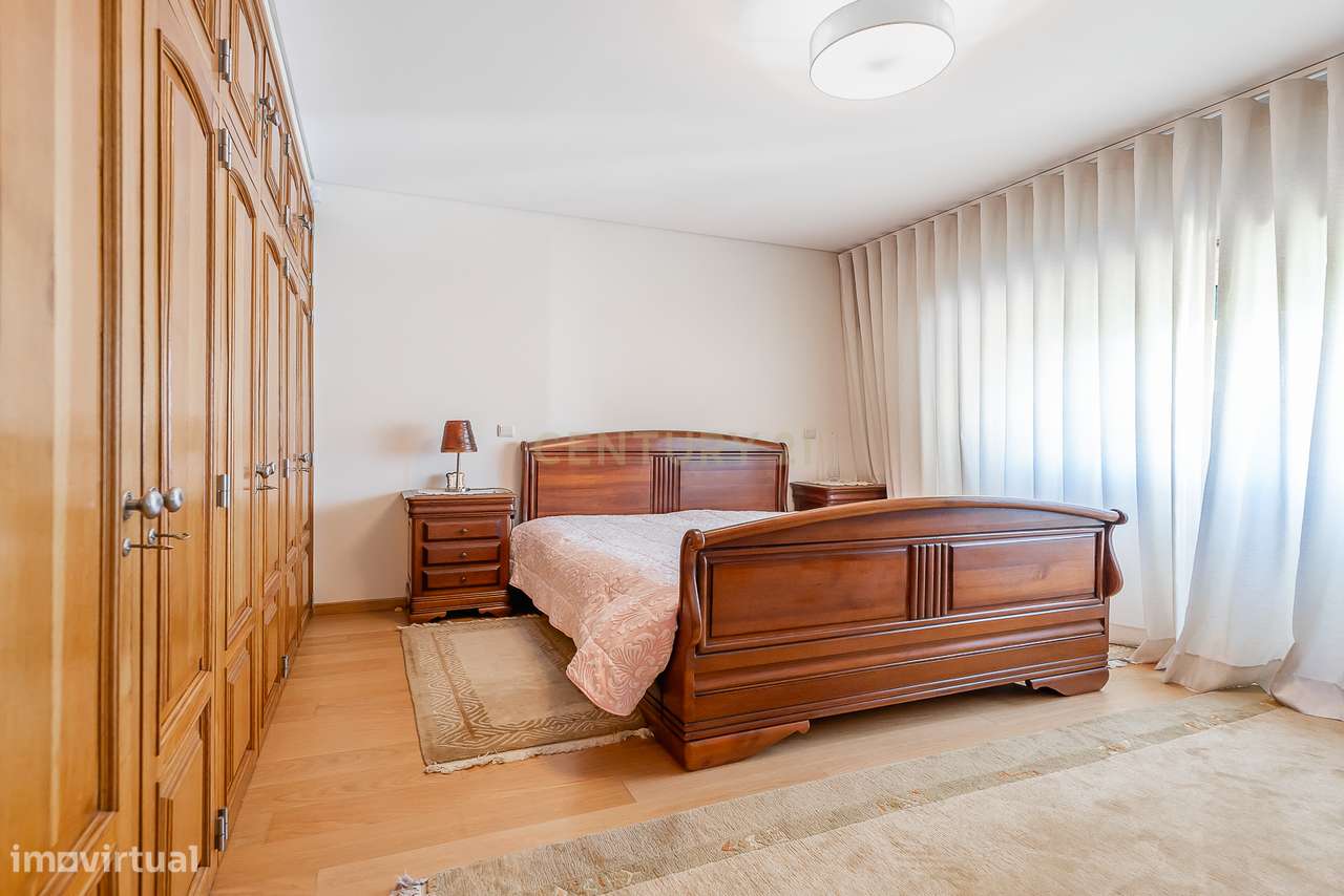 Moradia de Luxo T4 com Piscina e Jardim em Alvalade-28