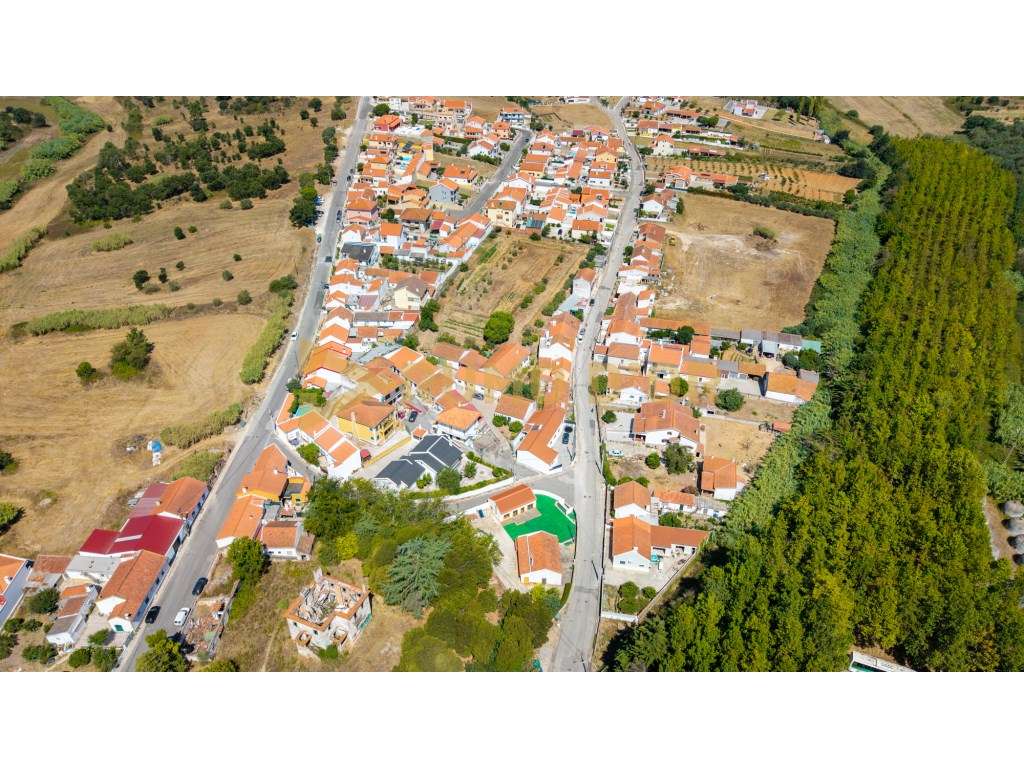 Quinta com 3 moradias e 3 garagens em Abrigada-34