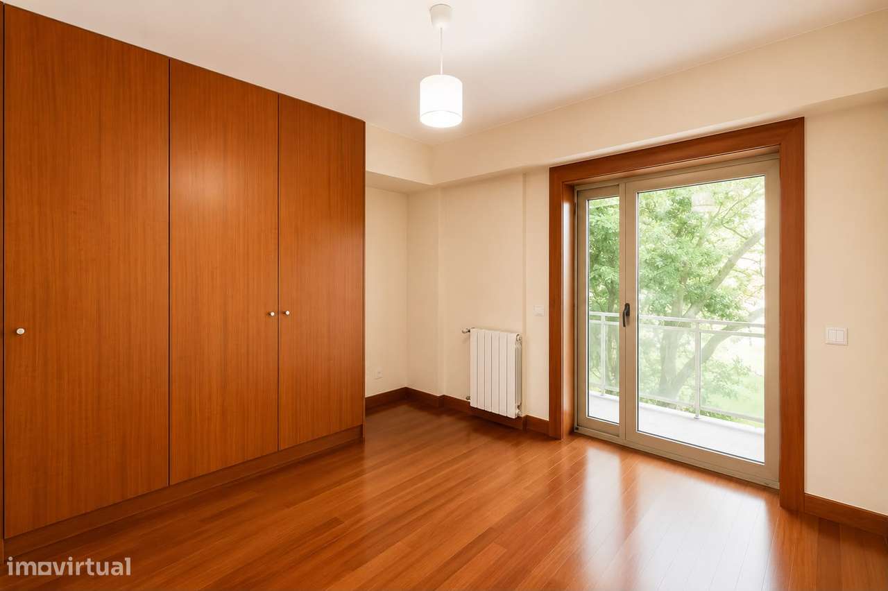Apartamento T5 com 4 casas de banho e garagem-15