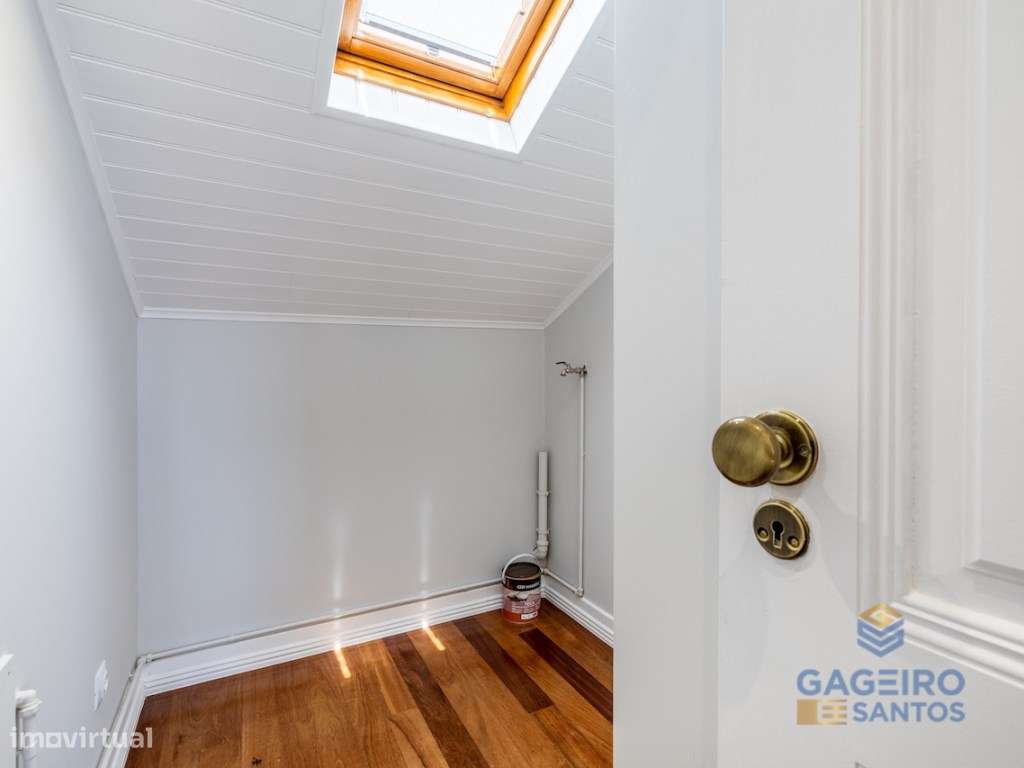 Apartamento Único com Charme Histórico e Conforto Moderno a Passos ...-35