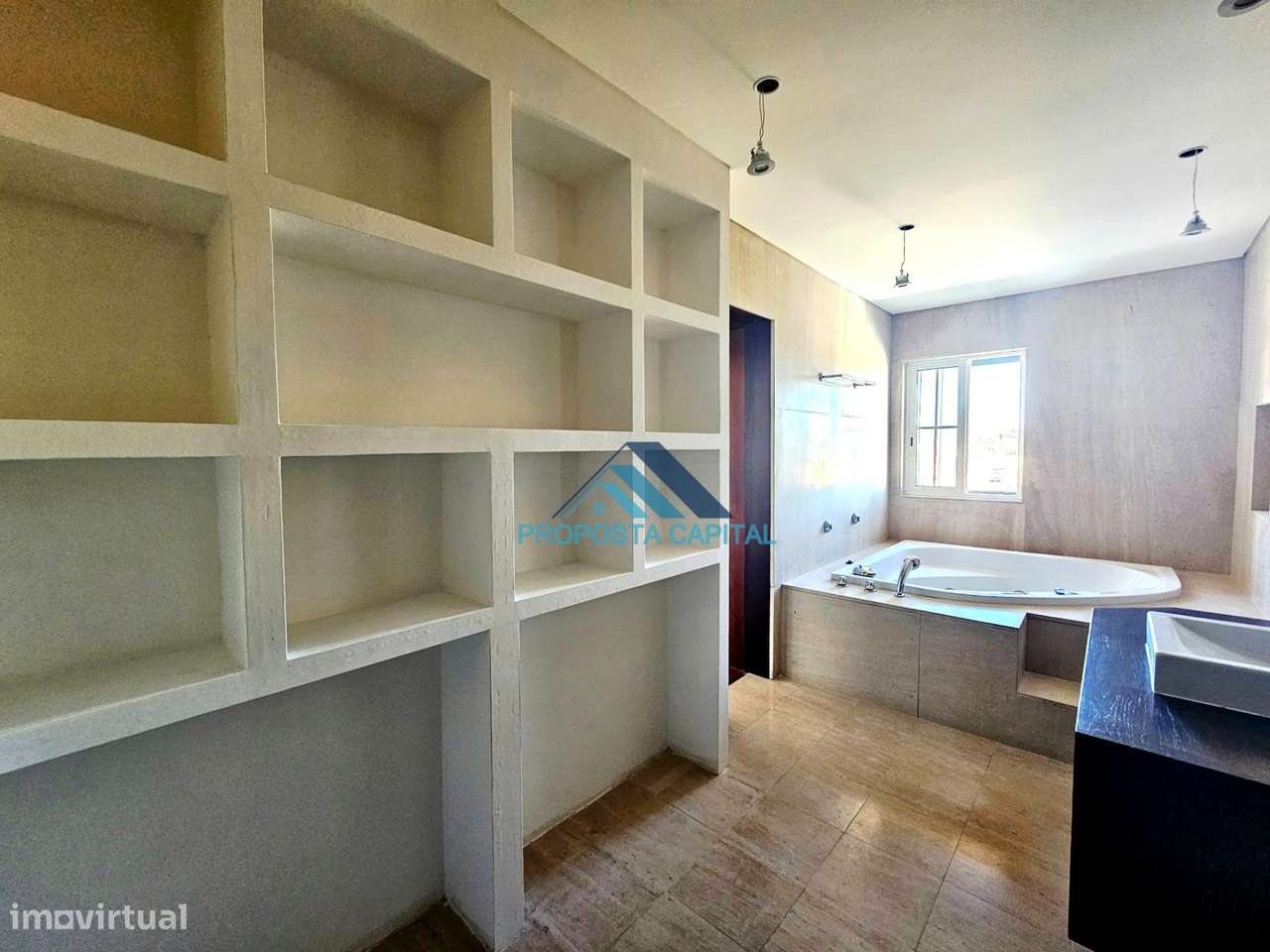 Moradia T4 com excelentes áreas exteriores - Oportunidade Única...-39