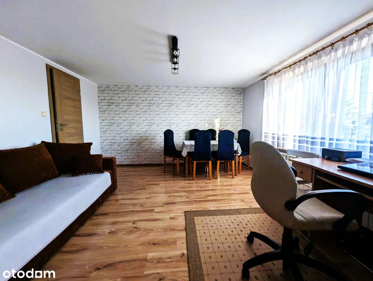 Nowoczesny dom z basenem i garażem w spokojnej okolicy-5