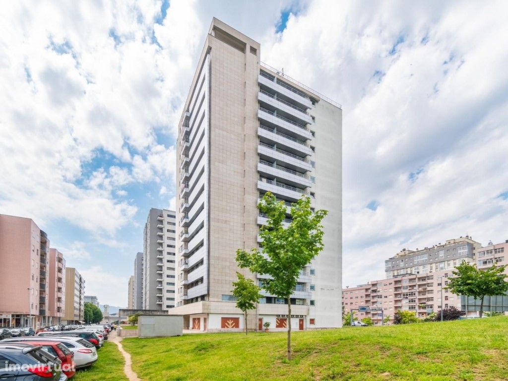 Apartamento T4 com 2 garagens em Sao Victor Braga