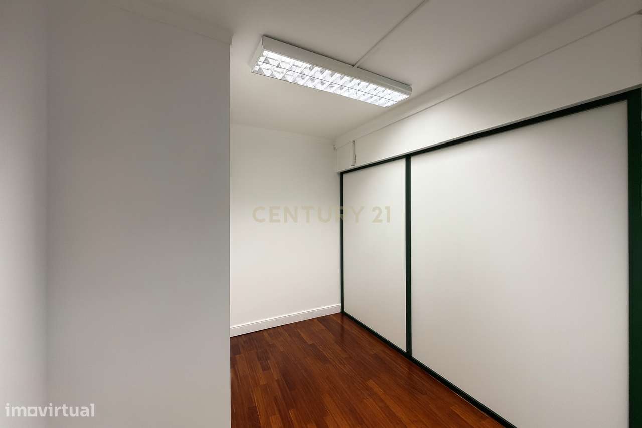 Escritório Parcialmente Remodelado no Centro de Torres Vedras – Pronto - Grande imagem: 4/8