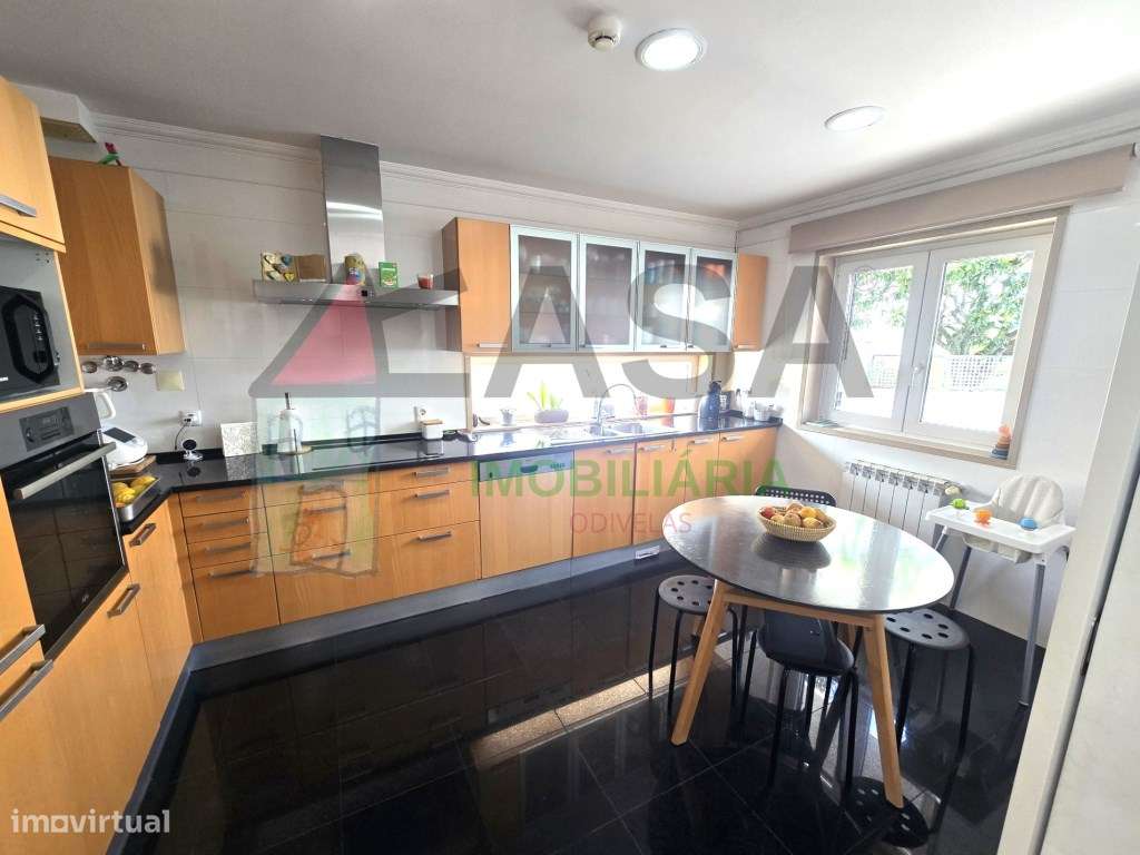 Moradia T4 com Terraço e Vista Desafogada em Loures-9