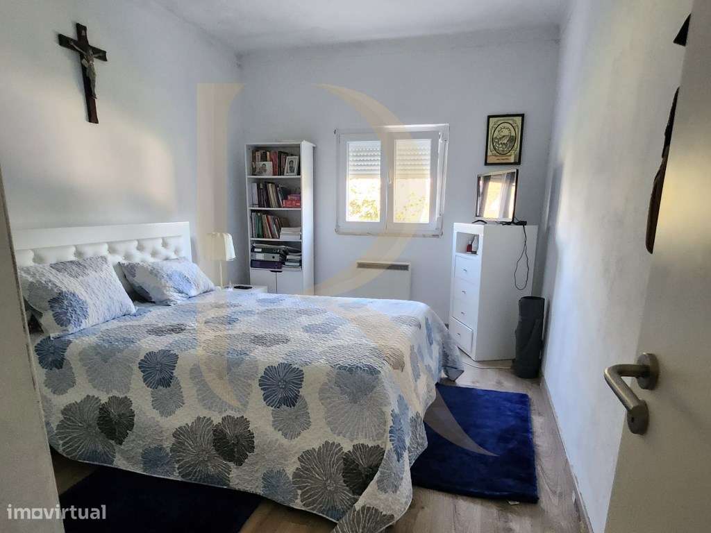 Moradia T3 transformada em T2 com Garagem, inserida num terreno de ...-17