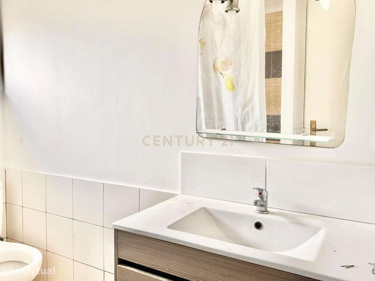 Venda conjunta de apartamento e dois armazéns em Caneças (Ponte da Bic-16