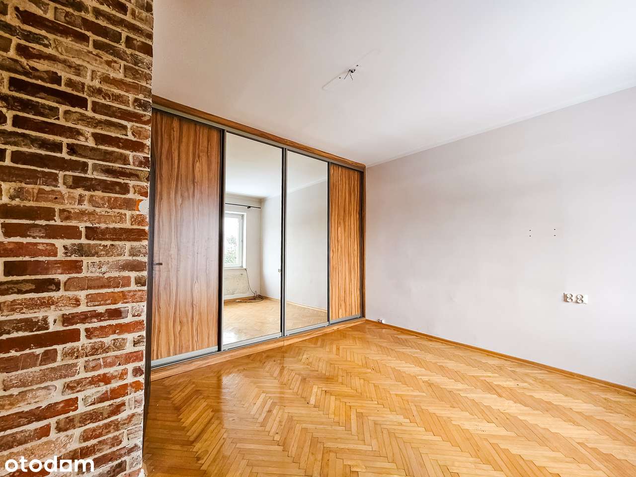 Dom wolnostojący do generalnego remontu Jaworzno, ul. Reja 18 - FILM-16