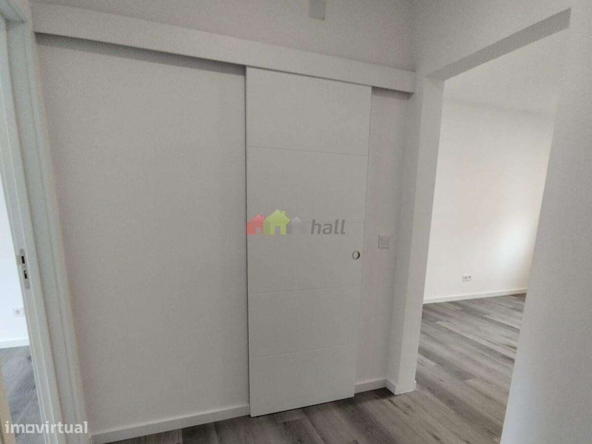 Apartamento T2 Remodelado na Baixa Banheira-5