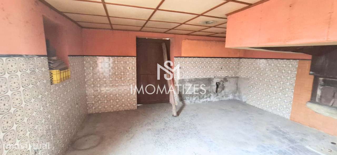 Moradia T3 para reabilitação total com grande potencial de valorização-18