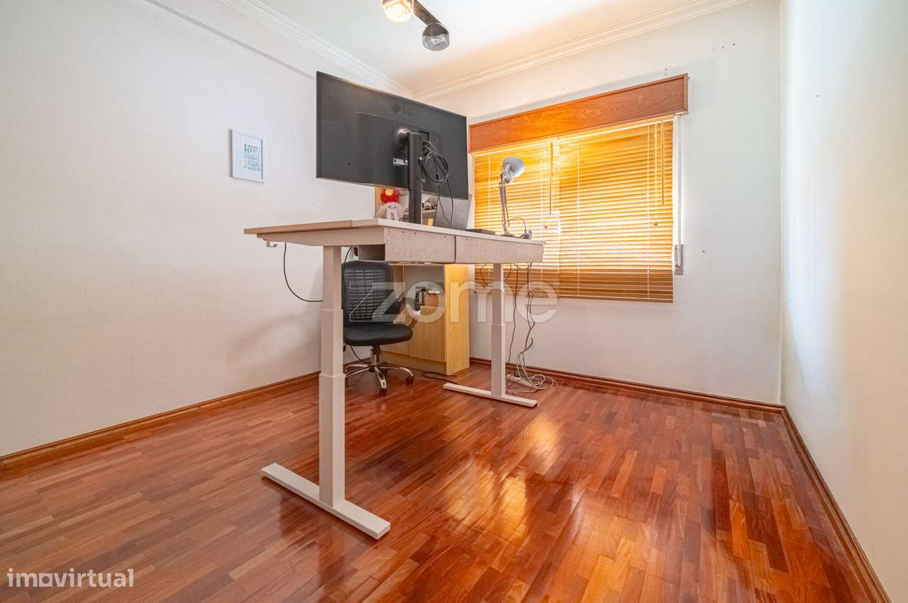 Moradia Geminada T4 com Jardim e Garagem em Zona Tranquila de Camarate-42