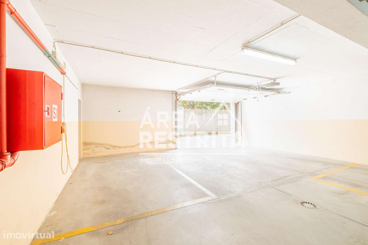 Apartamento T3 com parqueamento e varanda no Parque Luso em Corroios-11