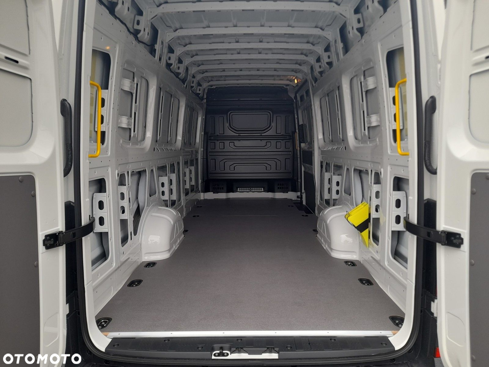 Volkswagen Crafter 35 2.0 TDI L5H3 4490L 177 KM - 11