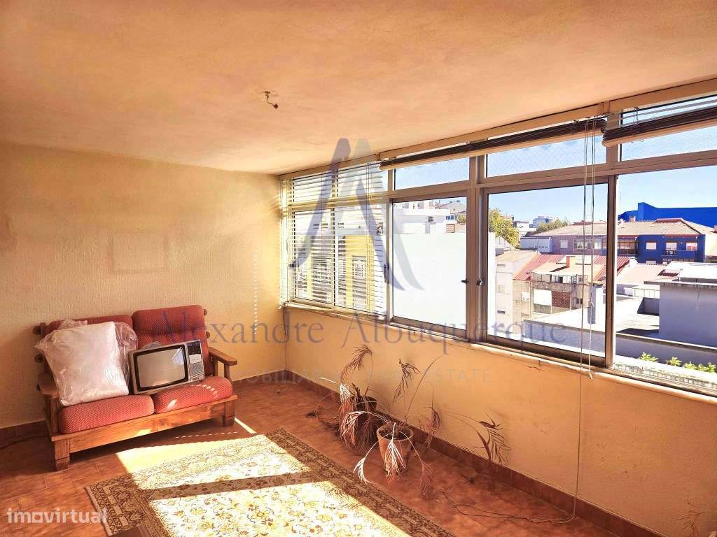 Apartamento T1 com vista Rio no Centro de Almada-11