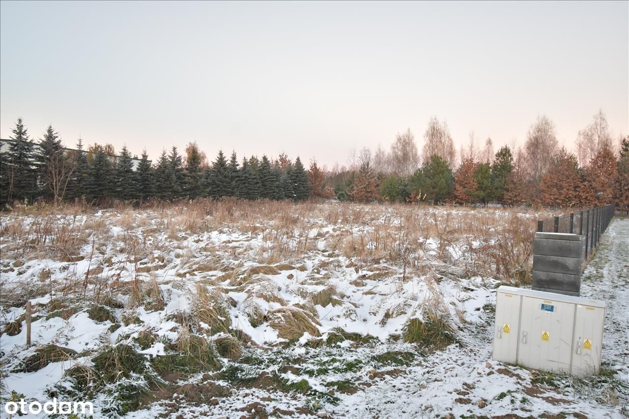 Duża, płaska, prostokątna działka w Niemcach.