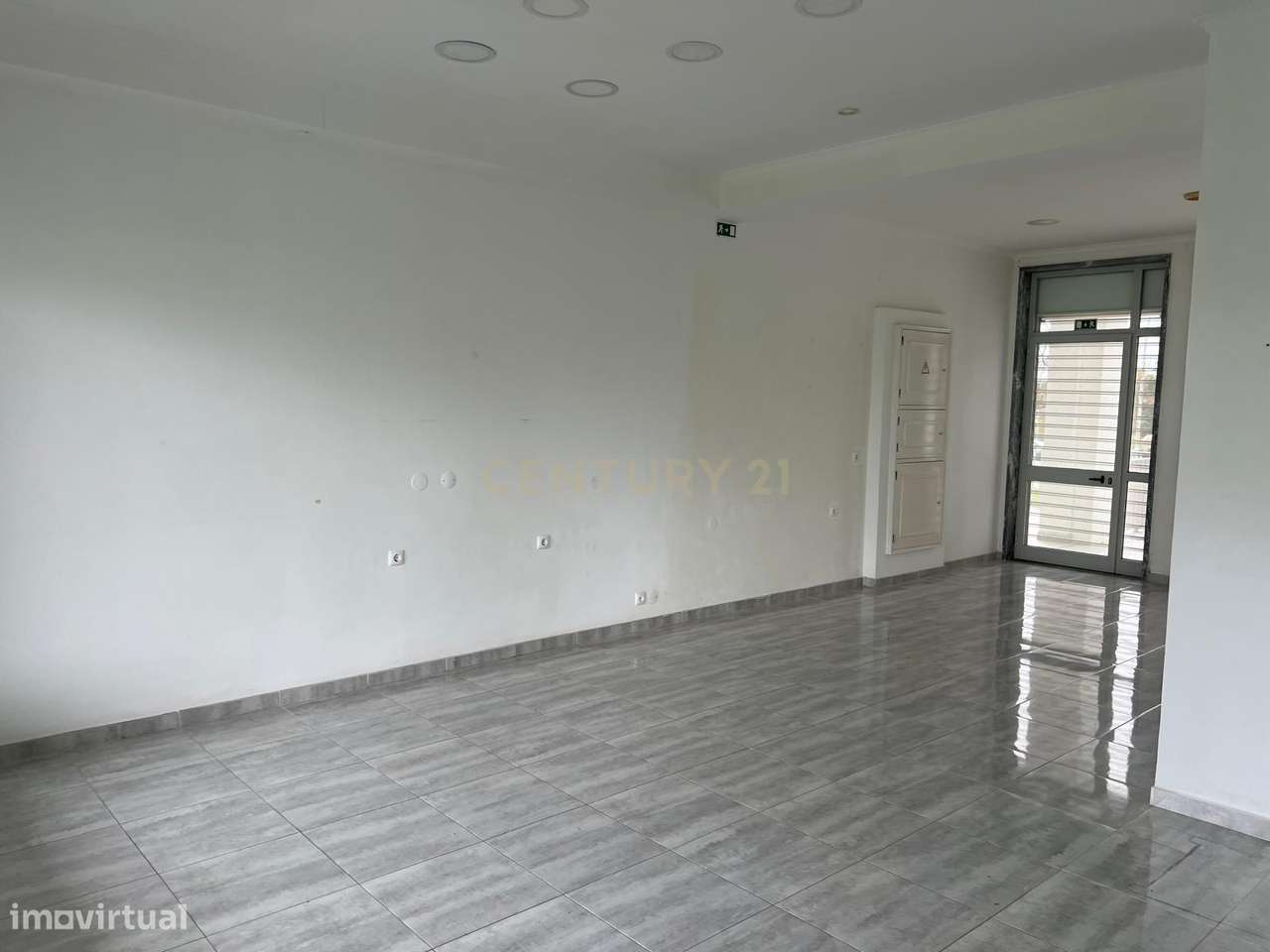 Loja para venda em Porto Salvo com varanda-10