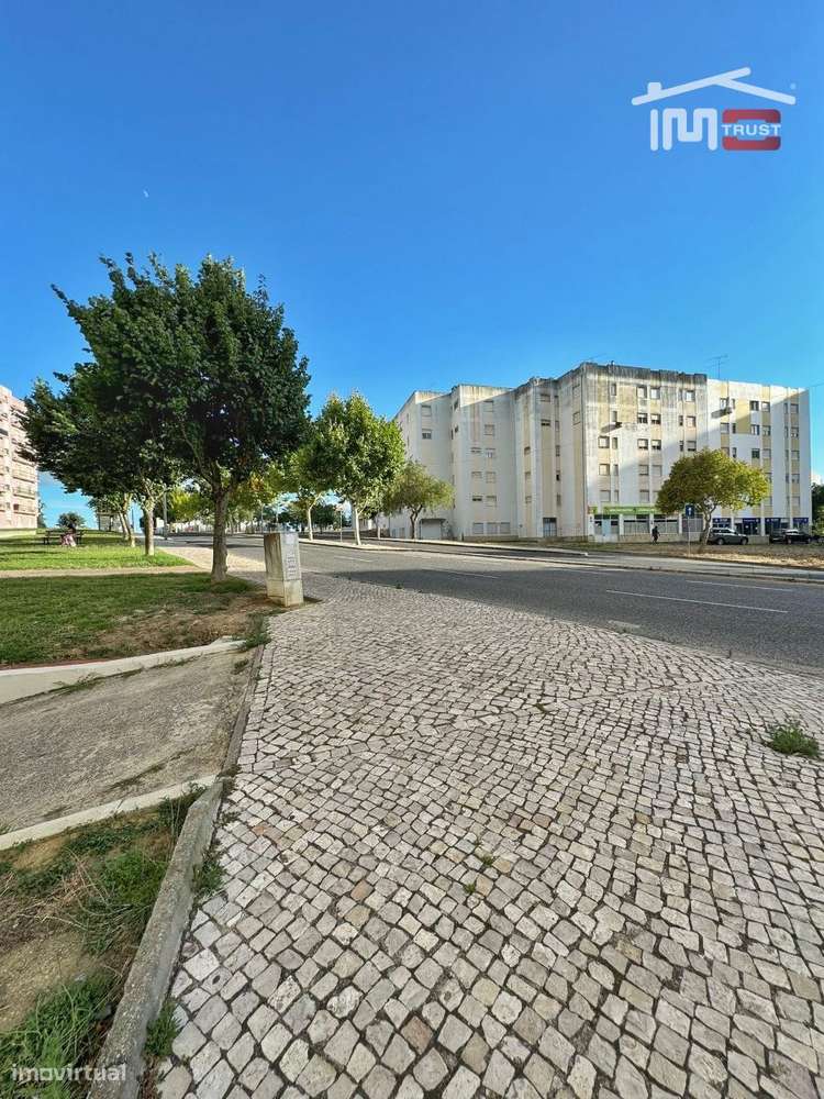 Fantástica Garagem no Carregado - Grande imagem: 5/15