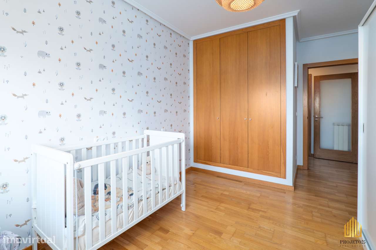 T2 Com Varanda Panorâmica em Urbanização Requintada, ao Aeroporto.-23