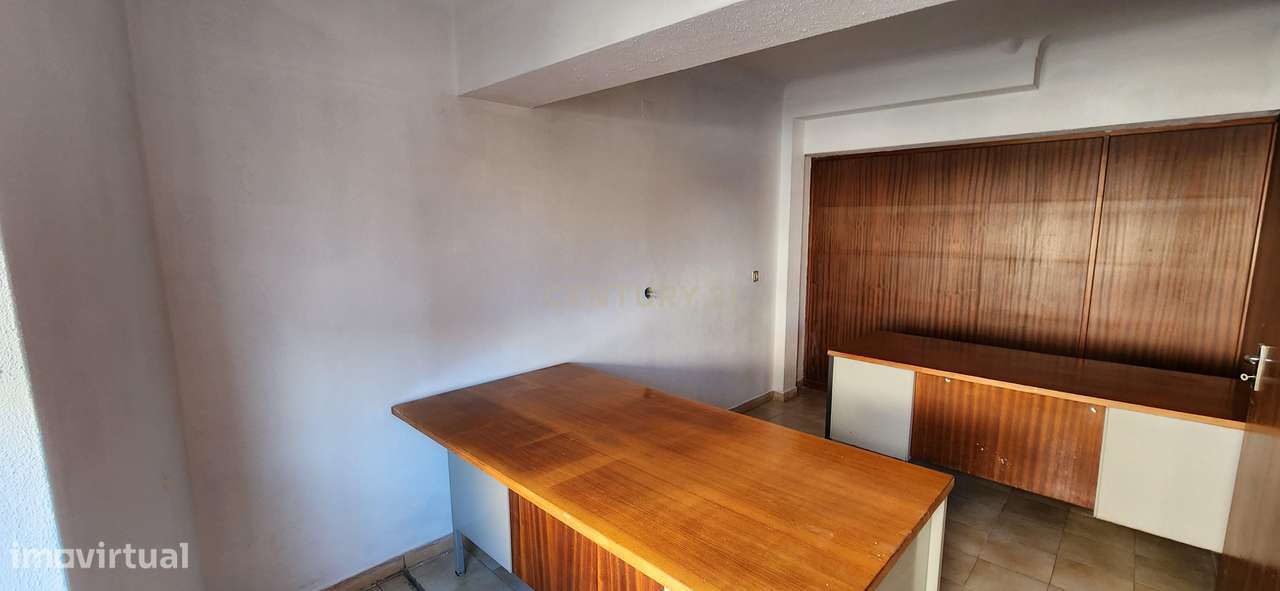 Excelente T2 Renovado com Potencial para T4 e Loja no Rés-do-Chão em C-12