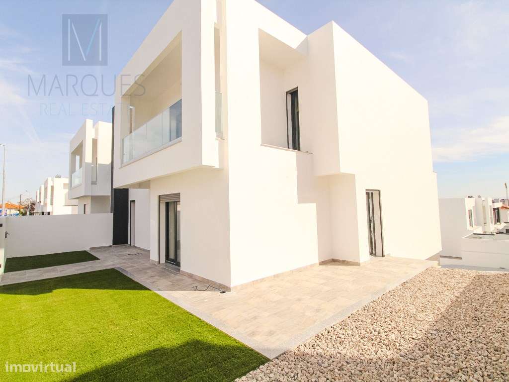 Moradia V4 com Garagem e Logradouro em Vale de Milhaços - Corroios - Grande imagem: 3/39