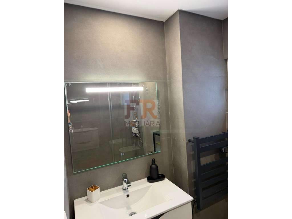 Semi-Nova Geminada Duplex T3 com Piscina Fernão Ferro-44