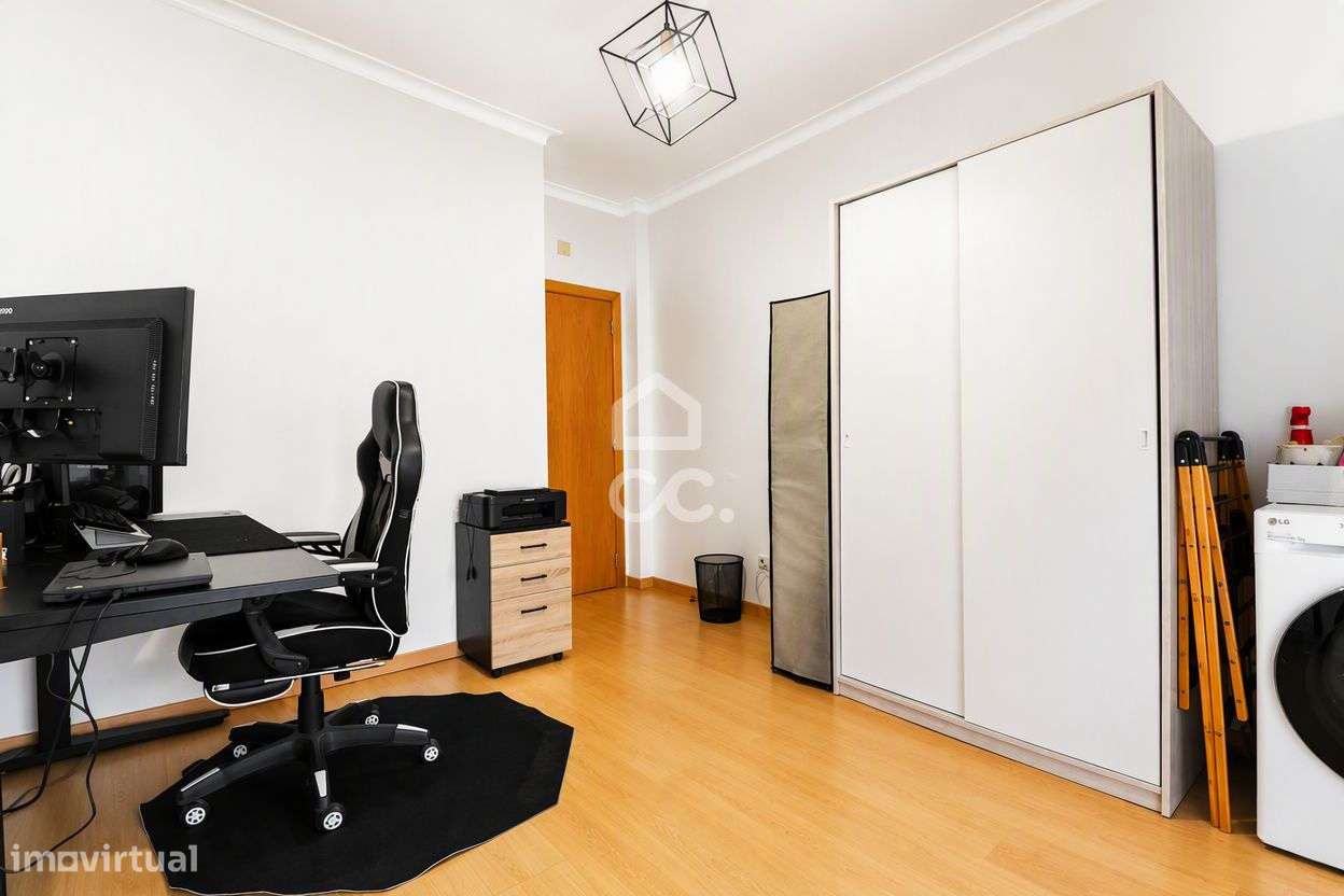 Apartamento T3 com garagem, arrumo e churrasqueira no centro do Avelar-5