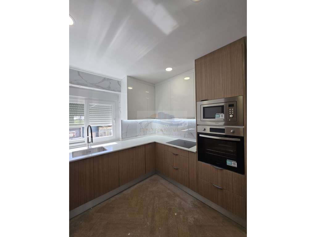 T3 Junto á Urbanização Vila Chã, com 2 WCS e Varandas - Totalmente ...-54