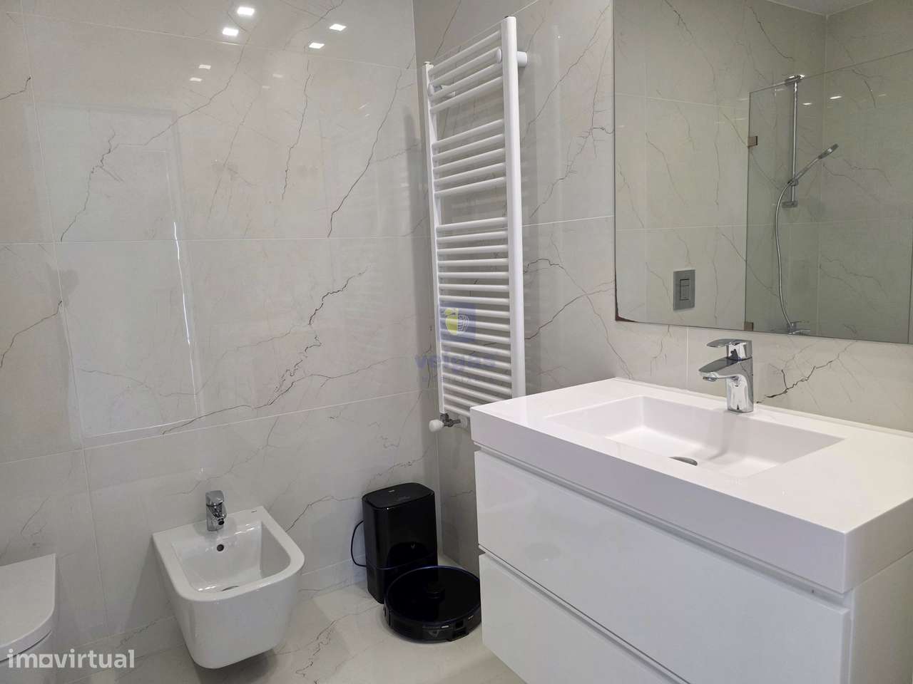 Apartamento semi-novo, T2, 2 WC, box p/ 2 carros e arrumos, em Leiria-17