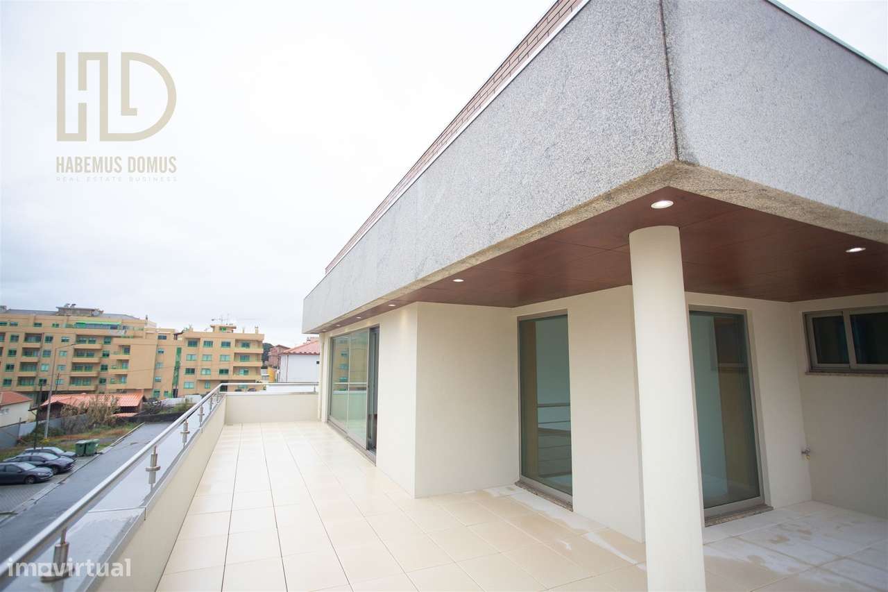 Moradia T3+1 de Luxo com 405m2 a 200 Metros da Praia em Canidelo.-37