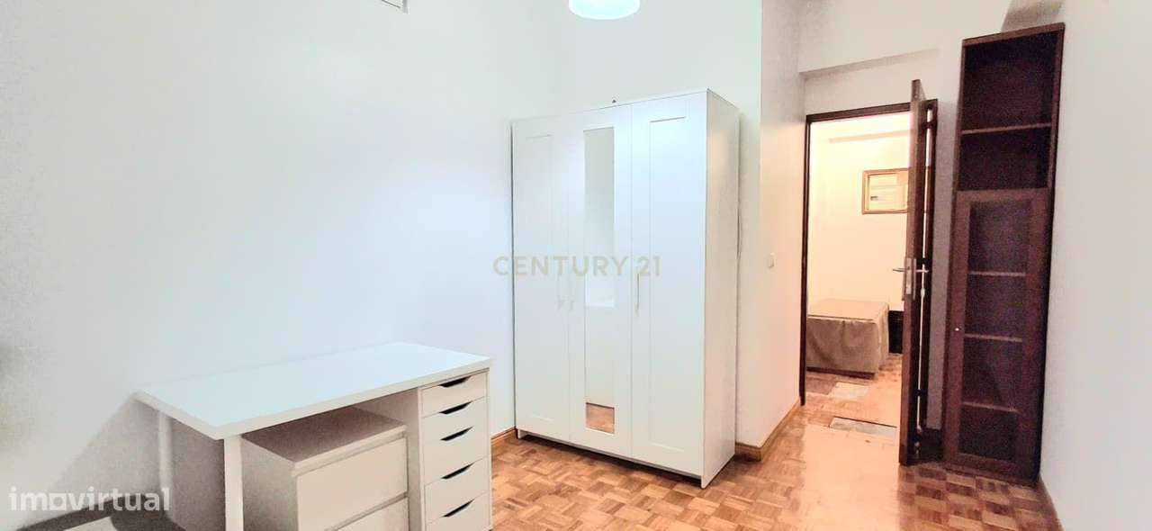 Apartamento T3 na Rua Tomás Alcaide-11