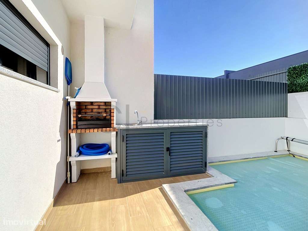 Moradia T3 Como Nova, com Garagem e Piscina em Fernão Ferro-42