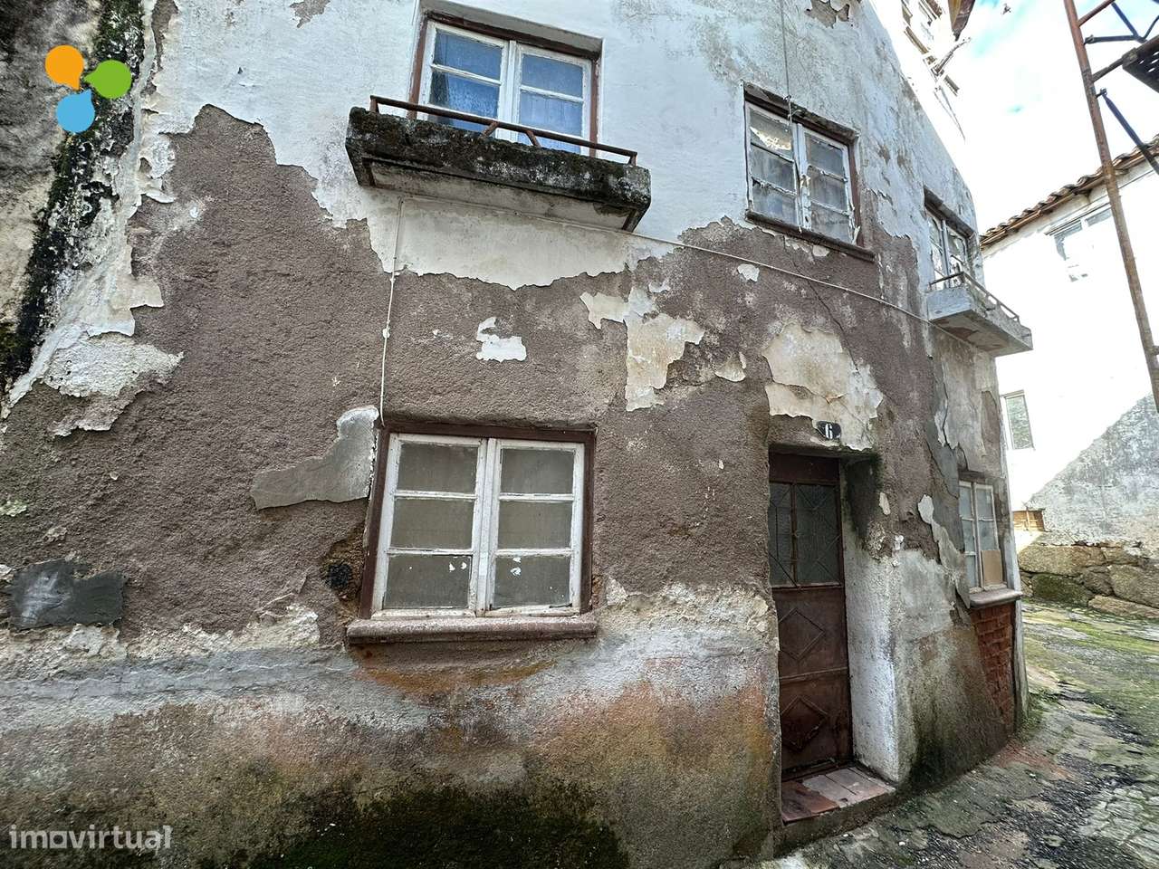 Moradia de 3 pisos para reabilitação , Centro histórico do Tortosendo - Grande imagem: 3/3