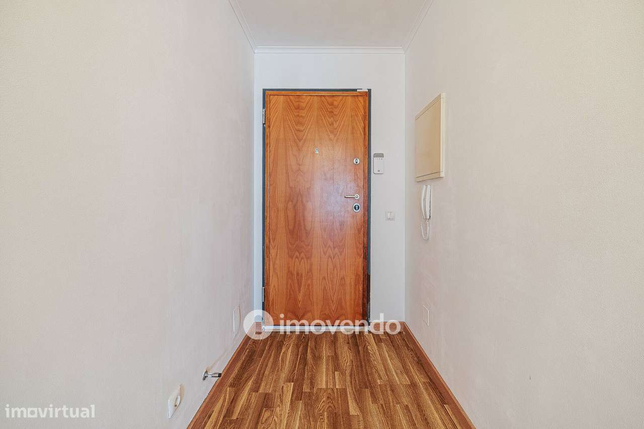 Apartamento T2 com cozinha equipada e estacionamento, na Ameixoeira-6
