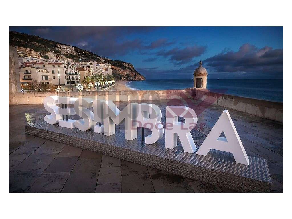 Apartamento T2+1 com Sótão a 350metros da praia de Sesimbra-29