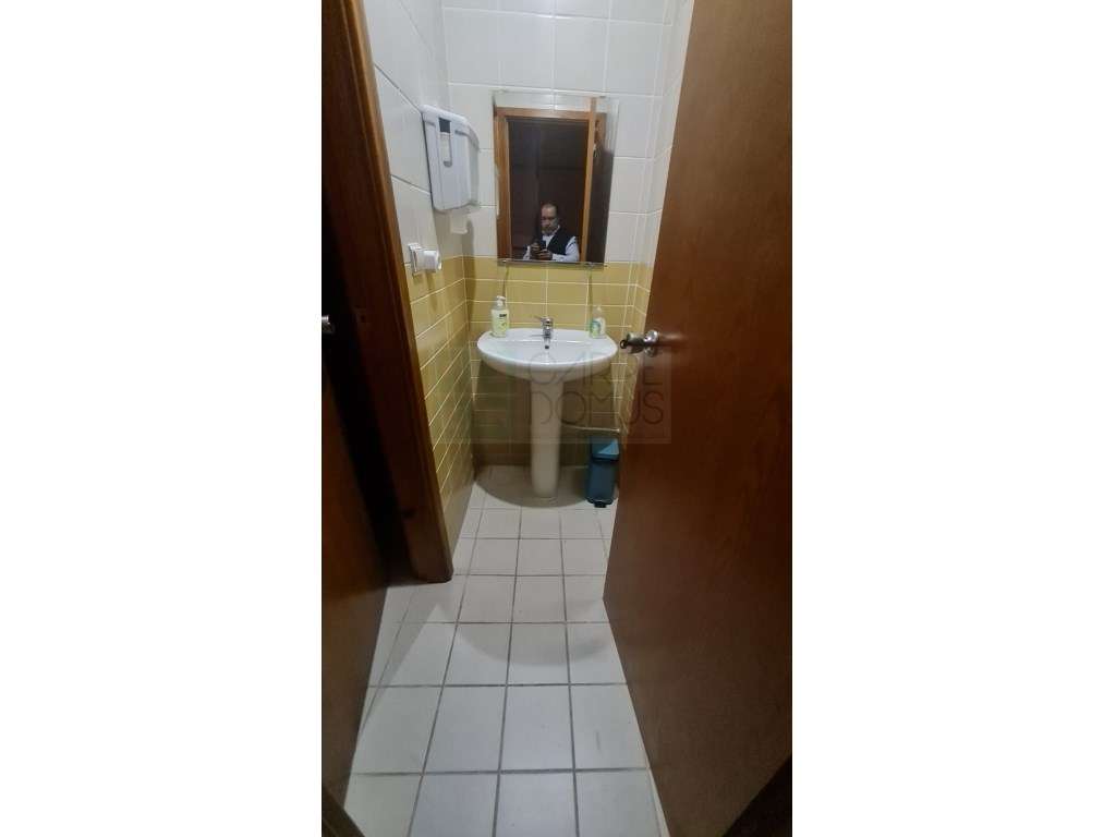 Amplo Armazém com escritórios na Nacional 10, Alverca do Ribatejo-27