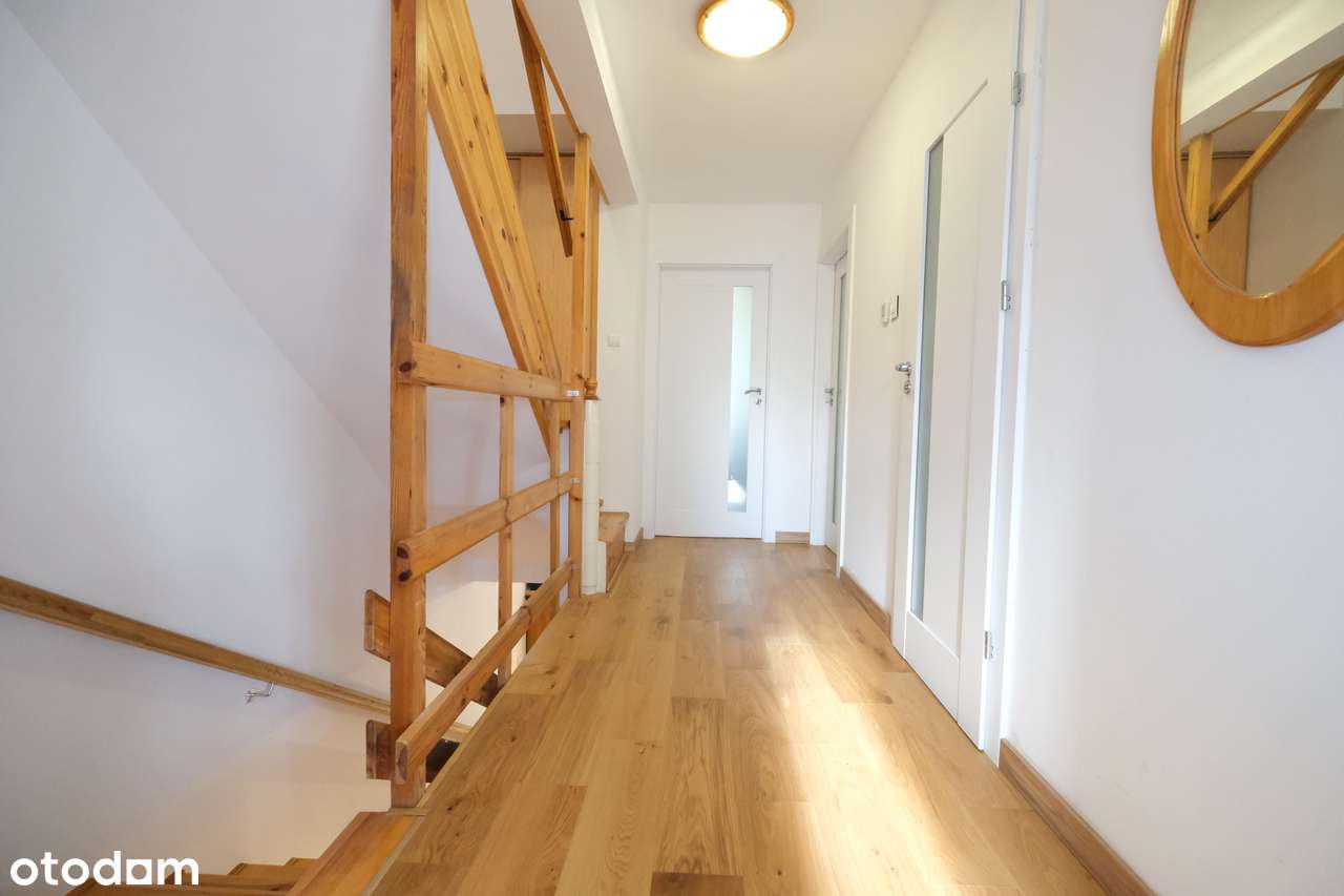 Klasyczny dom w zabudowie szeregowej na osiedlu Jaroszówka przy lesie-17