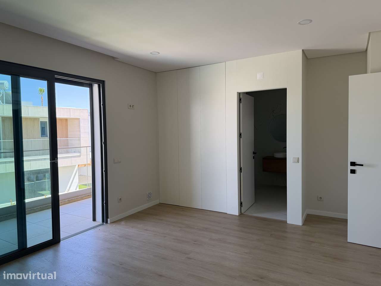 Moradia T4 com piscina, terraço e garagem em Ferreiras-4