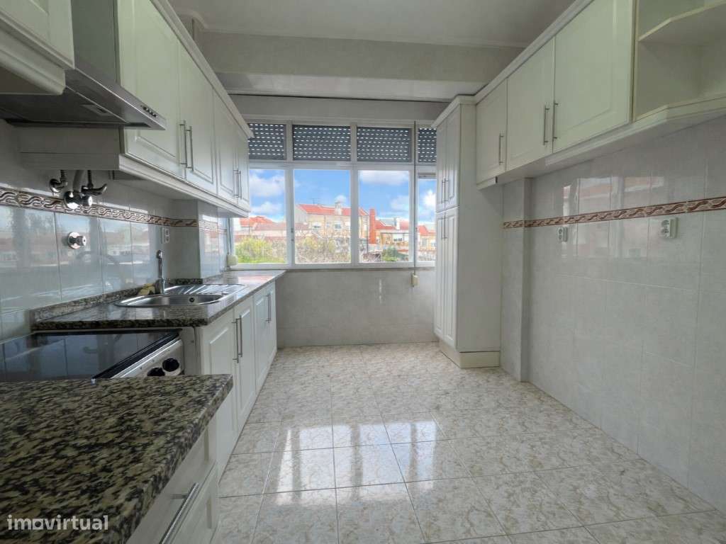 T2 junto ao Cineteatro Municipal da Damaia-2