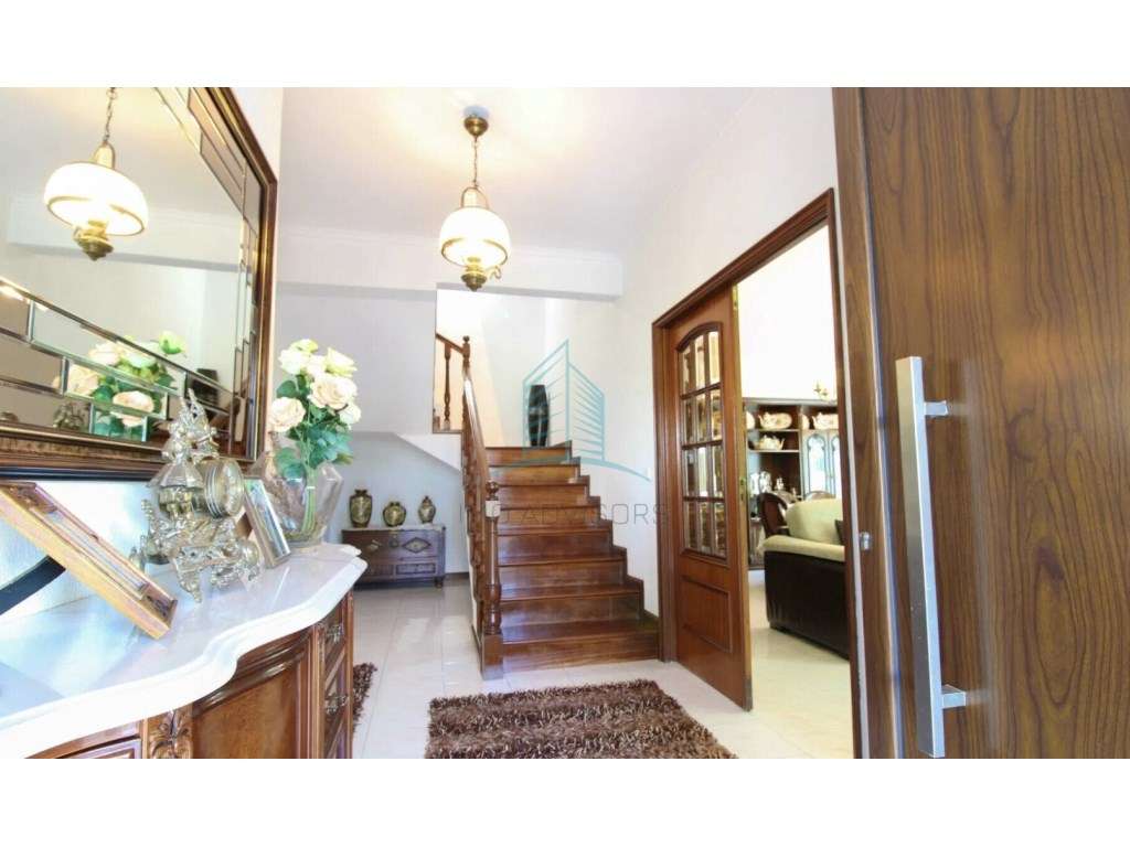 Moradia T4 com Garagem e Jardim em S.Cosme- Gondomar-7