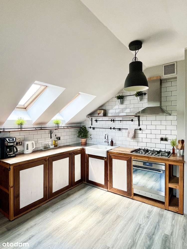 Klimatyczne mieszkanie w odrestaurowanej kamienicy z miejscem park.-0